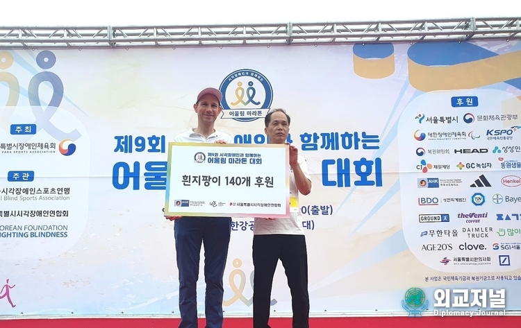 Marking the 140th anniversary of Korea-Germany, KGCCI donates 140 white canes for the visually impaired. (left) Martin Henkelmann, President & CEO of KGCCI and Hyung-seok Cho, President of Seoul Blind Sports Association./ Courtesy of KGCCI
