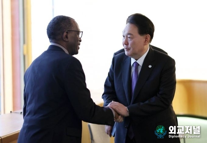 President Yoon Suk-yeol (right) shakes hands with the Prime Minister Philip Joseph Pierre of Saint Lucia before holding the summit on Sept. 18.
