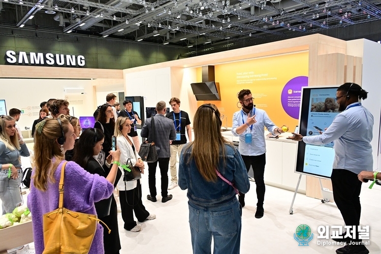 Visitors learn about Samsung Food at Samsung’s booth.