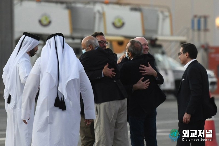Americans released after being jailed in Iran embrace officials in Doha, Qatar, on a stopover on Sept. 18./ EPA