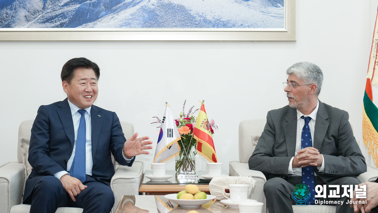  Governor Oh Young-hoon (left) talks with Ambassador Guillermo Kirkpatrick of Spain to Korea.