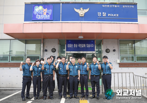 Daejeon Metropolitan Police Commissioner Chung Yong-geun (center) takes a commemorative photo with police officers during a visit to the Galma Police Patrol Unit./ Courtesy of the Daejeon Metropolitan Police Agency