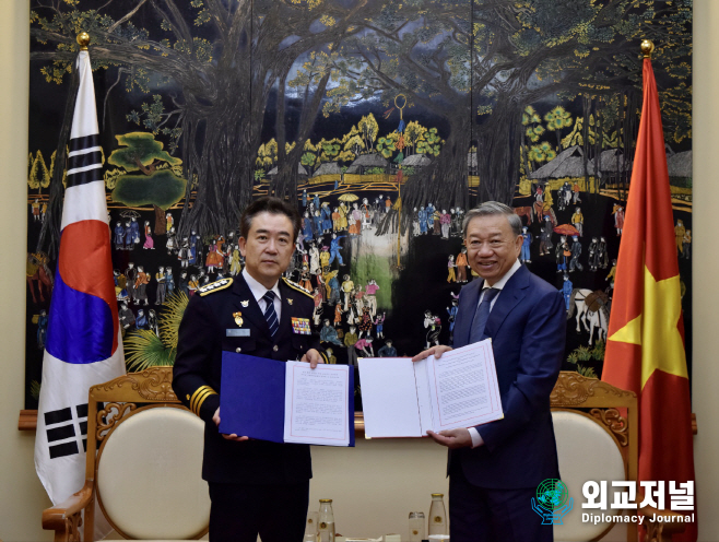 Korean National Police Agency Commissioner Yoon Hee-geun (left) poses with Minister of Public Security Dung Lum of Vietnam on June. 5, expressing interest in obtaining an exit visa from Da Nang Immigration Office. / Courtesy of KNPA