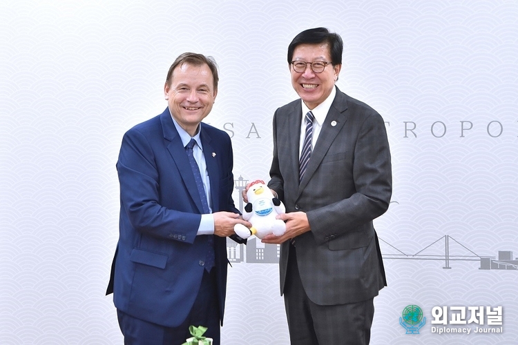 Busan City Mayor Park Heong-joon (right) meets with Georg Wilfried Schmidt, the new Ambassador of Germany to the Republic of Korea, at City Hall to discuss ways of interaction and cooperation between Busan and Germany on Sept. 21.