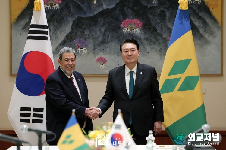 President Yoon Seok-yul (right) shakes hands with Prime Minister Ralph Everard Gonsalves before holding the Korea-Saint Vincent and the Grenadines summit on Sept. 22./ Courtesy of the Presidential Office