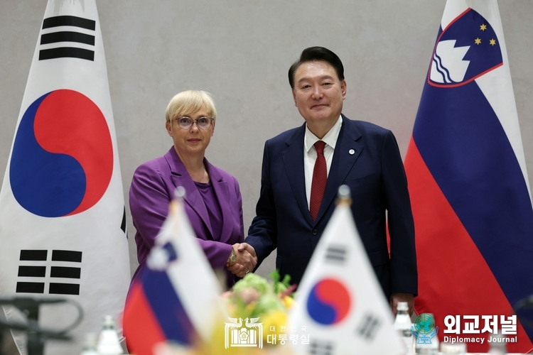 President Yoon Suk-yeol (right) shakes hands with President Natasha Pirc Musar before holding the Korea-Slovenia summit on Sept. 21. / Courtesy of the Presidential Office.
