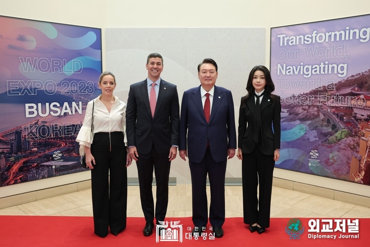 President Yoon Suk-yeol and First Lady Kim Keon-hee take a commemorative photo with President and Mrs. Santiago Peña of Paraguay before holding the summit luncheon on Sept. 21./ Courtesy of the Office of the President