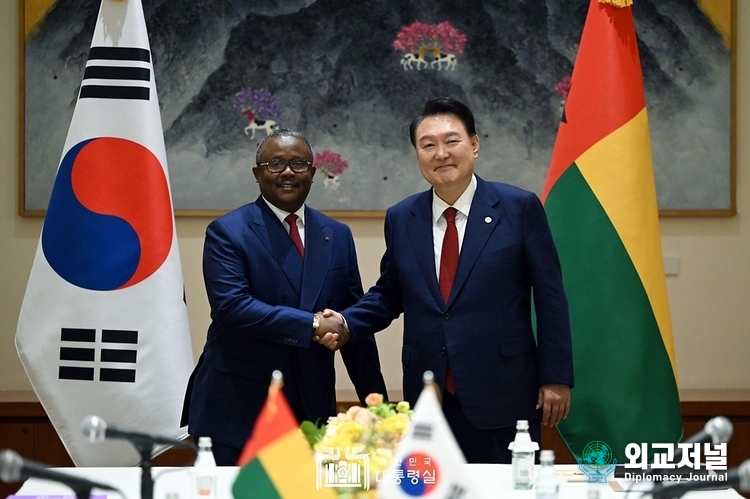 President Yoon Suk-yeol (right) shakes hands with President Umaro Sissocu Embalo before holding the Korea-Guinea-Bissau summit on Sept. 21./ Courtesy of the Presidential office