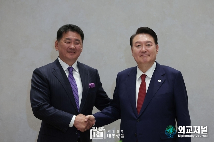 President Yoon Suk-yeol (right) shakes hands with President Ukhnaa Khurelsukh before holding a bilateral meeting on Sept. 21. / Courtesy of the Presidential Office.