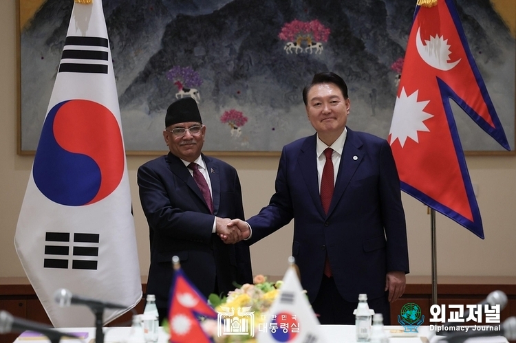 President Yoon Suk-yeol (right) shakes hands with Prime Minister Pushpa Kamal Dahal before holding the Korea-Nepal bilateral summit on Sept. 21. / Courtesy of the Presidential Office