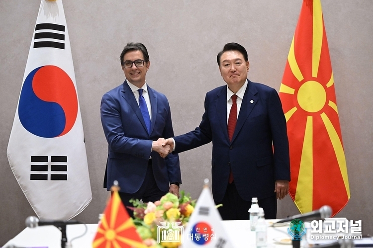 President Yoon Suk-yeol (right) shakes hands with President Stevo Pendarovski before holding the Korea-North Macedonia summit on Sept. 21./ Courtesy of the Presidential Office