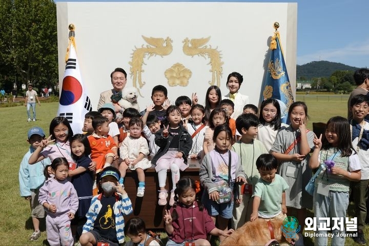 President Yoon Suk-yeol and First Lady Kim Keon-hee take a photo with children during a visit to the Paldo Market at the Yongsan Children's Garden in Seoul on Sept. 24./ Courtesy of the Office of the President.