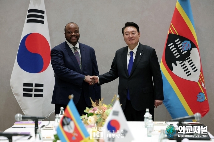 President Yoon Suk-yeol (right) shakes hands with His Majesty King Mswati III before holding the Korea-Eswatini Summit on Sept. 20. /Courtesy of the Presidential Office