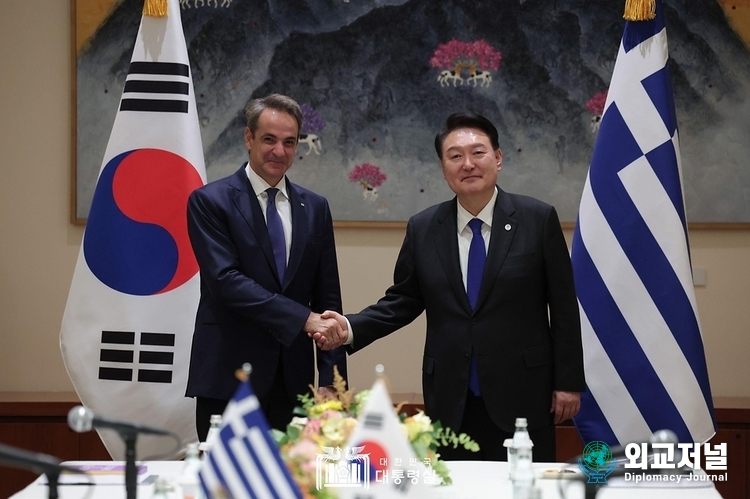 President Yoon Suk-yeol (right) shakes hands with Prime Minister Kyriakos Mitsotakis before holding the Korea-Greece summit on Sept. 20./ Courtesy of the Office of the President