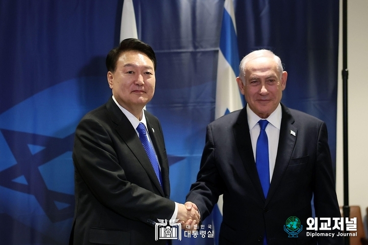 President Yoon Suk-yeol (left) shakes hands with Israeli Prime Minister Benjamin Netanyahu before holding the Korea-Israel summit on Sept. 20./ Courtesy of the Presidential Office