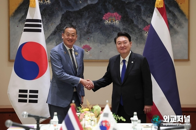 President Yoon Suk-yeol (right) shakes hands with Thai Prime Minister Srettha Thavisin before holding the South Korea-Thailand summit on Sept. 20./ Courtesy of the Presidential office