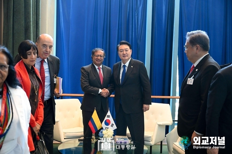 President Yoon Suk-yeol (right) shakes hands with Colombian President Gustavo Francisco Petro Urrego before holding the Korea-Colombia summit on Sept. 20./ Courtesy of the Presidential Office