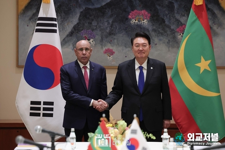 President Yoon Suk-yeol (right) shakes hands with Mauritanian President Mohamed Ould Ghazouani before holding the Korea-Mauritania summit on Sept. 20./ Courtesy of the Presidential Office