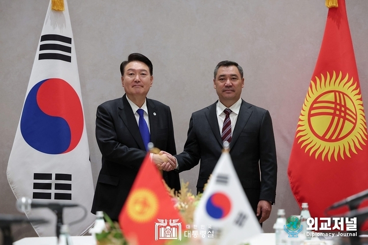 President Yoon Suk-yeol (left) holds a bilateral meeting with President Sadyr Japarov of Kyrgyzstan on Sept. 20./ Courtesy of the Presidential Office