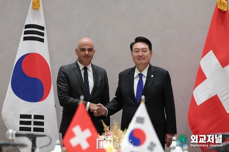 President Yoon Suk-yeol (right) holds the Korea-Switzerland Summit with Swiss President Alain Berset on Sept. 20./ Courtesy of the Presidential Office