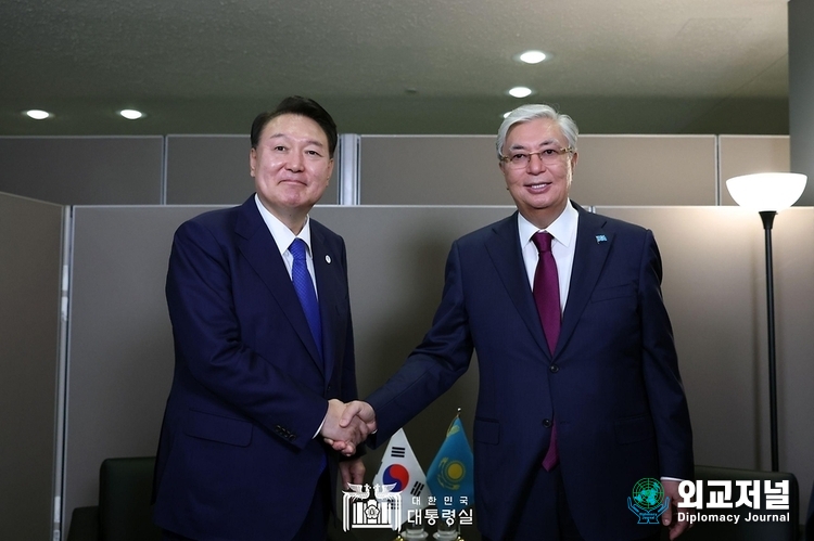 President Yoon Suk-yeol (left) holds a bilateral summit with Kazakhstan President Kassym-Jomart Tokayev on Sept. 19./ Courtesy of the Presidential Office