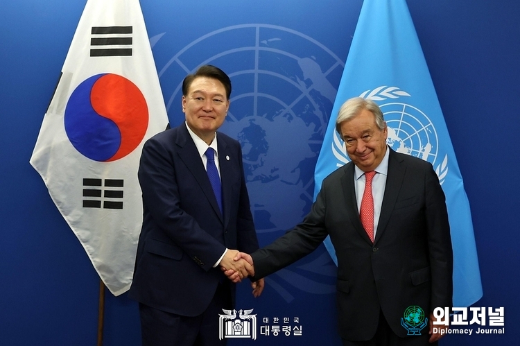 President Yoon Suk-yeol (left) meets with UN Secretary-General António Guterres on Sept. 19./ Courtesy of the Office of the President