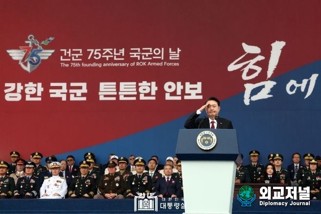 President Yoon Suk-yeol receives a salute from soldiers at the 75th Armed Forces Day ceremony on Sept. 26. / Courtesy of the Presidential Office