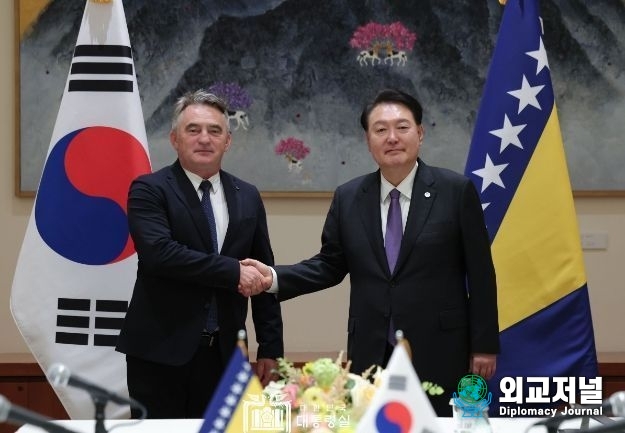President Yoon Suk-yeol (right) holds a summit meeting with Chairman of the Presidency of Bosnia and Herzegovina Željko Komšić on Sept. 18. / Courtesy of the Presidential Office
