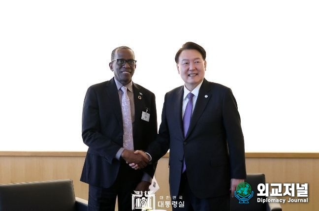 President Yoon Suk-yeol (right) holds a summit meeting with Prime Minister Philip Joseph Pierre of Saint Lucia on Sept. 18./ Courtesy of the Presidential Office