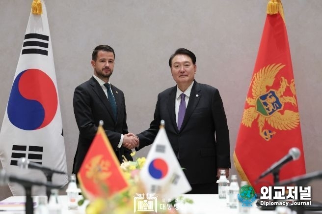 President Yoon Suk-yeol (right) holds the Korea-Montenegro Summit with President Jakov Milatiovic on Sept. 18./ Courtesy of the Presidential Office