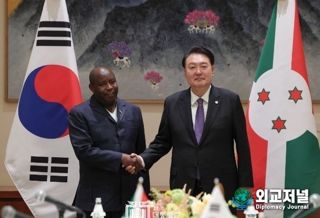 President Yoon Suk-yeol (right) shakes hands with Burundian President Evariste Ndayishimiye before holding the Korea-Burundi Summit on Sept. 18./ Courtesy of the Office of the President