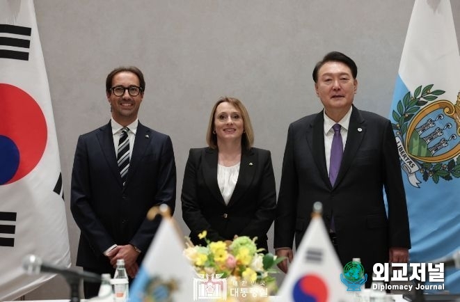 President Yoon Suk-yeol (right) holds the Korea-San Marino Summit with Alessandro Scarano and Adele Tonnini, Captains Regent of San Marino on Sept. 18./ Courtesy of the Office of the President