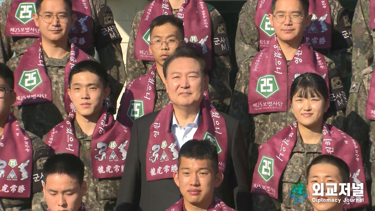 President Yoon Suk-yeol poses with soldiers while visiting the Army's 25th Infantry Division on the front lines of the Western Front to commend the soldiers for their efforts in vigilant operations on Oct. 1./ Courtesy of the Presidential Office