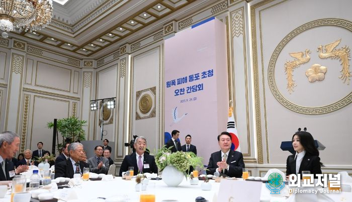 President Yoon Suk-yeol and First Lady Kim Keon-hee host a luncheon for compatriots affected by the atomic bomb on Sept. 29. / Courtesy of the Presidential Office