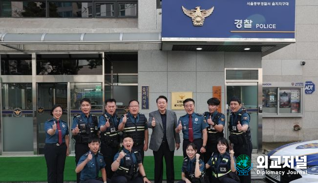 President Yoon Suk-yeol takes a commemorative photo with police officers during his visit to the Jungbu Police Station Eulji District on Sept. 30./ Courtesy pf the Presidential Office
