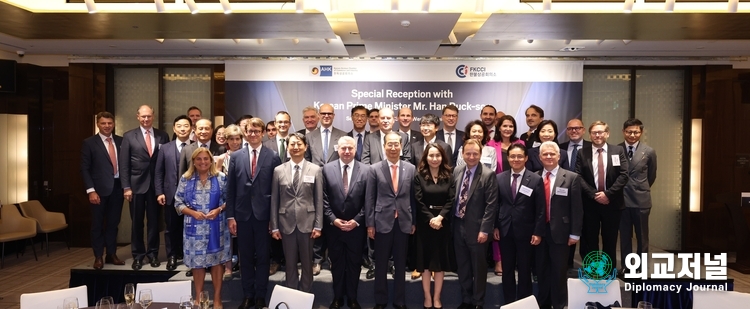 Participants of a special reception with Prime Minister Han Duck-soo co-hosted by KGCCI and FKCCI pose for a group photo. / Courtesy of KGCCI