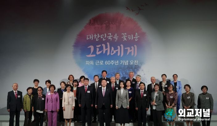 President Yoon Suk-yeol and First Lady Kim Keon-hee pose for a commemorative photo with workers who were dispatched to Germany in the past while holding a luncheon for them at the Grand Walkerhill Hotel in Seoul on Oct. 4./ Courtesy of the Presidential Office