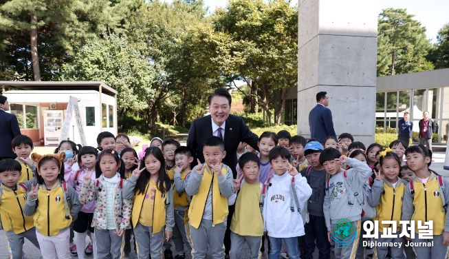 President Yoon Suk-yeol takes a commemorative photo with children after a surprise visit to the National Hangeul Museum to mark Hangeul Week on Oct. 5./ Courtesy of the Presidential Office 