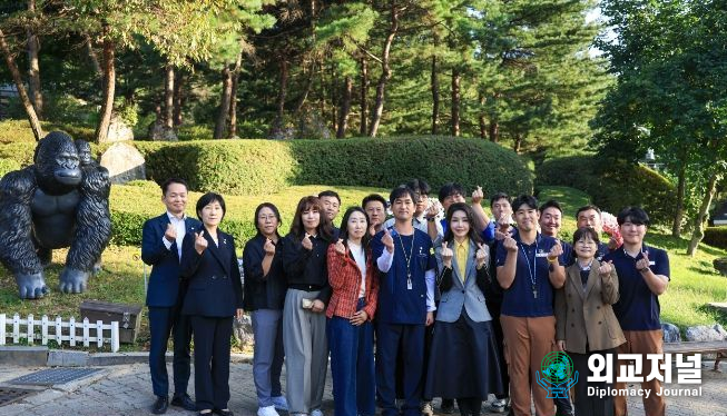 First Lady Kim Keon-hee visits Cheongju Zoo in Cheongju, Chungcheongbuk-do, South Korea, to inspect various facilities and activities to promote animal welfare and to encourage officials on Oct. 5./ Courtesy of the Presidential Office