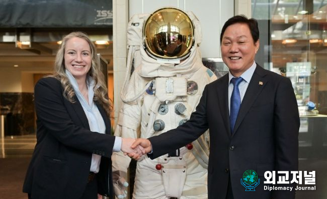 Gyeongsangnam-do Governor Park Wan-soo (right) shakes hands with Meredith Mckay, deputy administrator of NASA Headquarters, during his visit to NASA on Oct. 5.