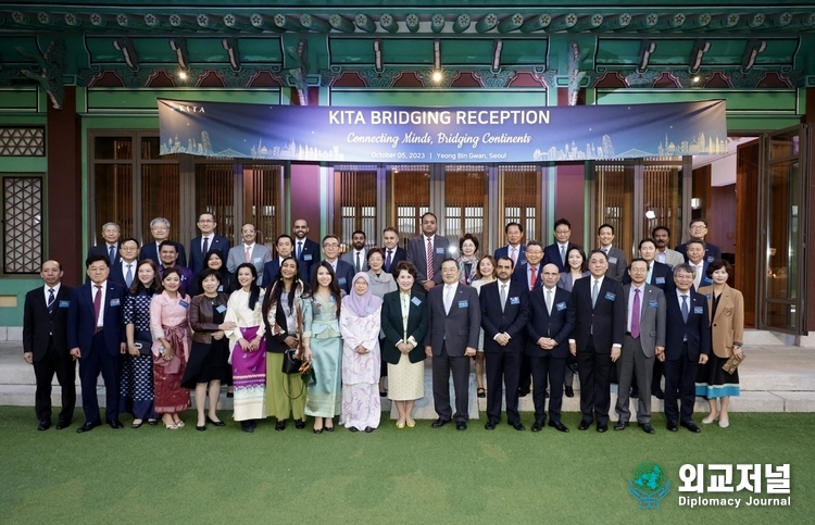Christopher Koo (7th from the right), chairman of the Korea International Trade Association (KITA), and other participants in the 'ASEAN-Middle East Ambassadors' Networking Dinner' organized by the KITA pose for the camera at Shilla Hotel in Jung-gu, Seoul, on October 5.