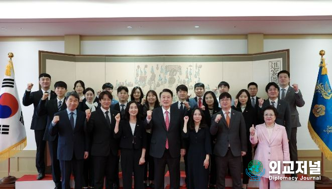 President Yoon Suk-yeol poses with teachers in the field at a meeting to discuss the revision of Act 4 on the Protection of Teaching Rights on Oct. 6. / Courtesy of the Presidential Office