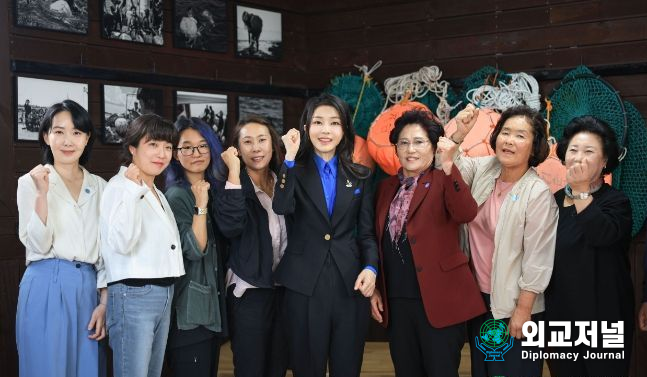 First Lady Kim Keun-hee (fifth from the left) poses with Haenyeo (female divers) at the Haenyeo Rest House in Jongdal fishing village, Jeju City on Oct. 6./ Courtesy of the Presidential Office