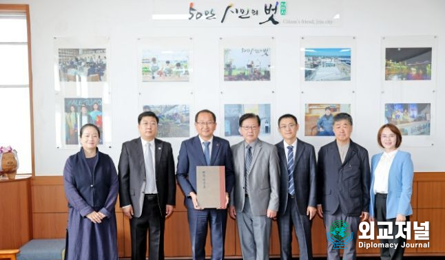 Jeju City Mayor Kang Byung-sam (third from the left) poses with a delegation from Laocheng Distrcit, Luoyang City, China, at his office on Oct. 10.
