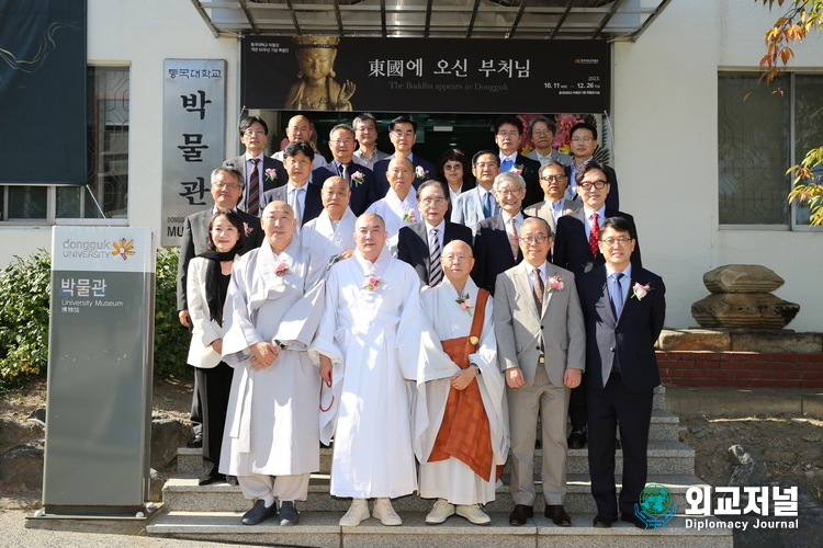  Group photo after the opening ceremony of Dongguk University
