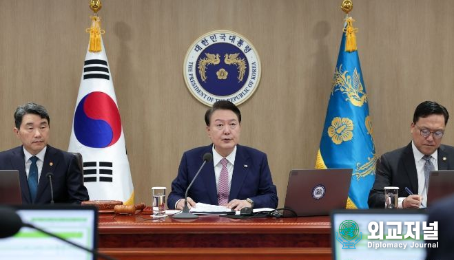 President Yoon Suk-yeol (center) presides over the 42nd cabinet meeting for 2023 on Oct. 10. / Courtesy of the Presidential Office