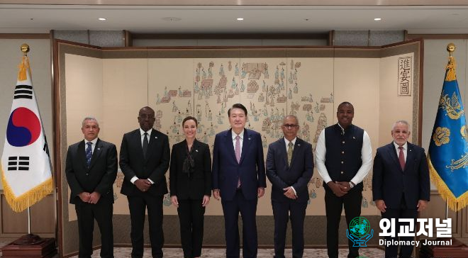 President Yoon Suk-yeol (center) poses for a photo with participants of the Korea-Caribbean High-Level Forum on October 10./ Courtesy of the Presidential Office