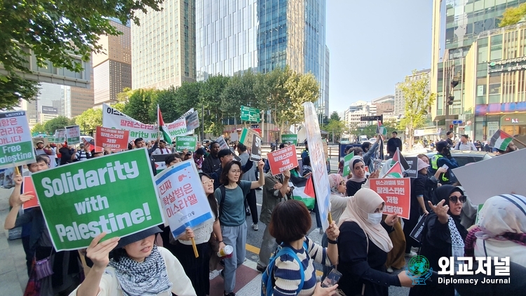 Some 50-odd Palestine people and Koreans staged a street march on Oct. 11, calling for solidarity with the Palestinians.