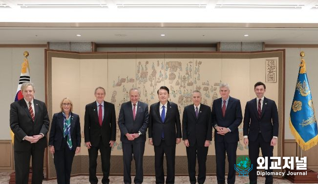 President Yoon Suk-yeol (5th from the left) poses for a photo with a delegation of six U.S. senators, including Senate Majority Leader Chuck Schumer on Oct. 11. / Courtesy of the Presidential Office