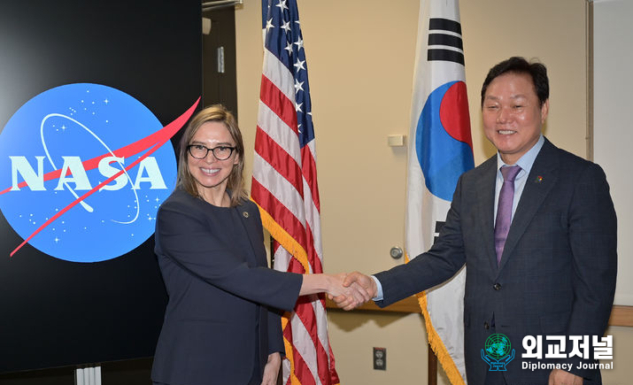Gyeongnam Gov. Park Wan-soo (right) shakes hands with NASA's Goddard Space Flight Center director Makenzie B. Lystrup during a visit to the center in Maryland, U.S., on Nov. 6 (local time). / Courtesy of Gyeongnam Province